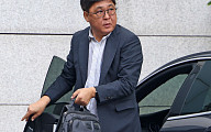 [포토] 청바지에 테슬라⋯첫 출근하는 최휘영 문체부 장관 후보자
