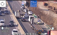 [속보] 중부고속도로 오창휴게소 부근 화물차 사고 발생