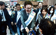 與 지도부, 용산역서 귀성객에 명절 인사…“민생 올인”