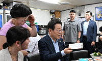 시민들과 삼겹살 외식 한 이재명 대통령 "골목이 살아야 경제가 살아"
