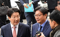 [포토] 박 대통령 2차변론기일, 답변하는 권성동-이춘석 의원