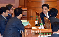 [포토] 박근혜 대통령 탄핵 2차 공개변론, 대화하는 소추위원단