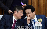[포토] 대화하는 김경진,안민석 의원
