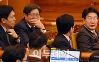 [포토]탄핵심판 변론 시작을 기다리는 '권선동 탄핵소추위원장'