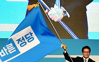 [포토] 깃발 들어보이는 정병국 대표