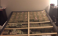 침대 매트리스 아래서 232억 현금 다발 발견…돈세탁하려다 들통!