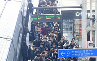 [포토] 연휴 마지막날, 서울역 도착한 귀경객들