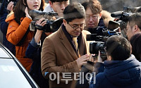 [포토] 청와대 들어가기 전 취재진에 둘러싸인 홍정석 특검 부대변인