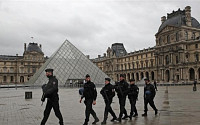파리 루브르 박물관 테러범은 29세 이집트 남성…관광비자로 입국