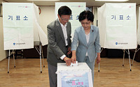 [포토]투표하는 윤진식 후보 부부