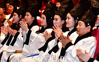 [포토] 조선시대 선비 복장한 졸업생들