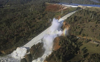 ‘美 최고 높이’ 캘리포니아 댐, 배수로 파손에 범람 위기…13만 명 대피