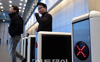 [포토] 특검 이재용 부회장 영장 재청구, 출근하는 삼성 직원들