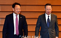 [포토] CEO조찬간담회 참석한 유일호-박용만