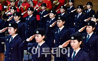 [포토] 경례하는 이화여대 학군단 후보생도