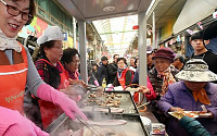 청주 삼겹살 축제에 인파 몰려…무료시식 물량 1시간 만에 동나