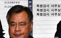 [포토] 최종수사결과 발표일, 경찰 경호받는 박영수 특검