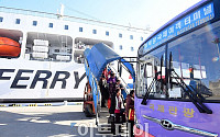 [포토] 여객선서 버스로 옮겨타는 중국인 관광객들