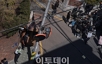 [포토]박근혜 전 대통령 자택 앞 경찰과 취재진