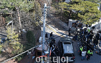 [포토]박근혜 전 대통령 사저 앞에 몰려있는 취재진