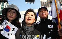 [포토]취재진에게 얘기하는 박근혜 전 대통령 동생 '박근령'