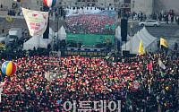 [포토]사실상 마지막 촛불집회 '대통령 탄핵에 기뻐하는 참가자들'