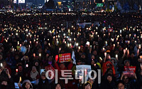 [포토]촛불들고 기뻐하는 '촛불집회 참가자들'
