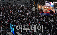 [포토] 태극기 집회 참석자들, 박근혜 전 대통령 영상 '집중'