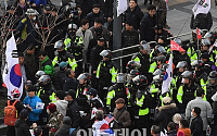[포토] 태극기집회 일부 참가자들, 경찰과 대치