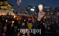 [포토]촛불행렬 '박근혜는 청와대에서 나와라'