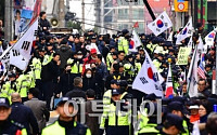 박 前 대통령 삼성동 사저엔 지지자들…&quot;언론이 편향보도&quot; 항의도