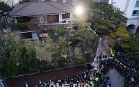 [포토]박근혜 전 대통령 기다리는 친박의원과 지지자들