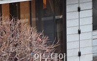 [포토]박근혜 전 대통령 사저 복귀 '창문 점검하는 관계자'