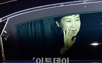 [포토] 창 밖으로 손 흔드는 박근혜 전 대통령