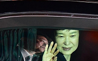 [포토] 지지자들 향해 손 흔드는 박근혜 전 대통령