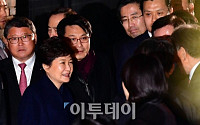 박근혜 前대통령, 탄핵 56시간 만에 사저로…“진실은 밝혀진다” 입장