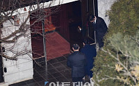 [포토]불명예 퇴진한 '박근혜 전 대통령의 뒷모습'