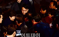 [포토] 자유한국당직자들과 인사하는 박근혜
