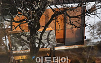 [포토]가리워진 박근혜 전 대통령 사저의 창문