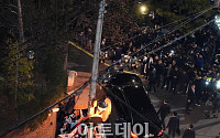 [포토]지지자들 환호받으며 자택 도착하는 '박근혜 전 대통령'