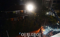 [포토]적막한 박 전 대통령 사저와 자리 지키는 지지자들