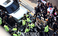 [포토] 대치하는 박 전 대통령 지지자들과 경찰