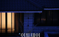 [포토] 박근혜 전 대통령 사저 '불빛만'