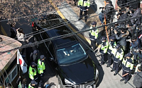 [포토] 박 전 대통령 사저에서 빠져나가는 차량