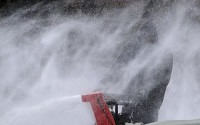 미국, 동북부 지역 때늦은 눈폭풍에 피해 속출…뉴욕 비상사태 선포