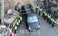 [포토]박근혜 전 대통령 자택을 빠져나오는 차량