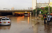 [포토]집중호우로 택시 물에 잠겨 운전기사사망