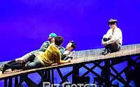[BZ포토] 연극 '나쁜자석' 프레스콜, 용바위에 누운 소년들