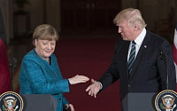 “악수도 어색해”…트럼프-메르켈 첫 정상회담, 무역·이민 문제 이견