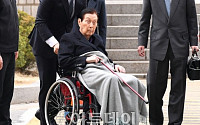 [포토] 휠체어 타고 첫 재판 출석한 신격호 총괄회장